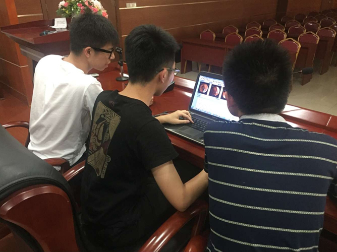 工程师讨论解决方案图01.jpg